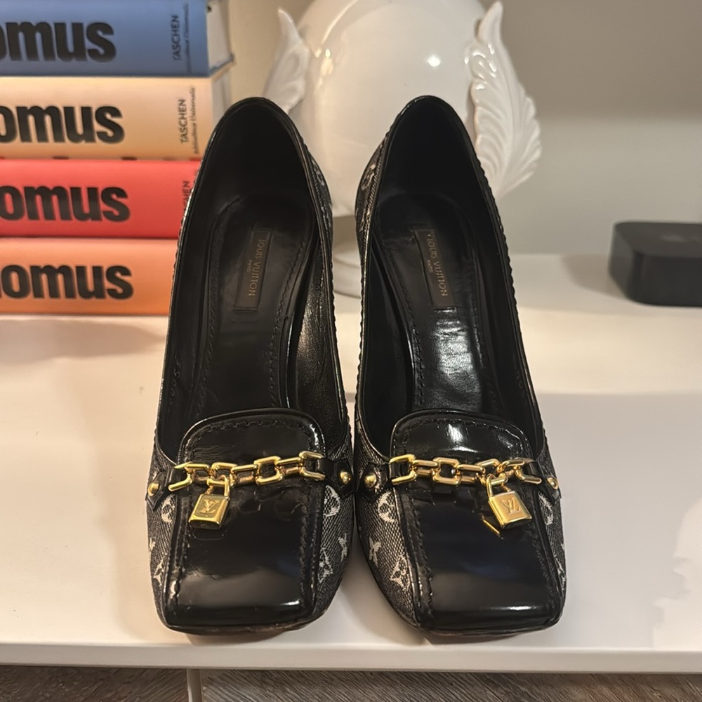 AUTHENTIC Louis Vuitton LV Monogram Chain-Link Accents Pumps